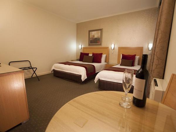 BEST WESTERN PLUS Travel Inn : photo 4 de la chambre suite avec baignoire spa