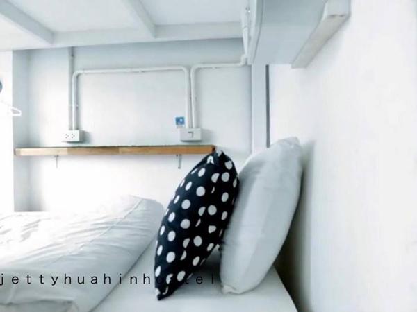 Jetty Huahin Hostel : photo 2 de la chambre chambre triple avec salle de bains