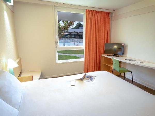 ibis Perpignan Nord Rivesaltes : photo 2 de la chambre chambre standard avec un lit double et un canapé

