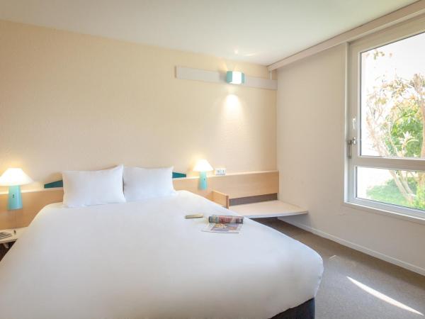 ibis Perpignan Nord Rivesaltes : photo 1 de la chambre chambre standard avec un lit double et un canapé