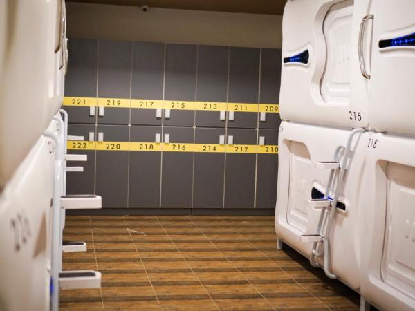 The Capsule Malioboro : photo 5 de la chambre lit dans dortoir pour hommes