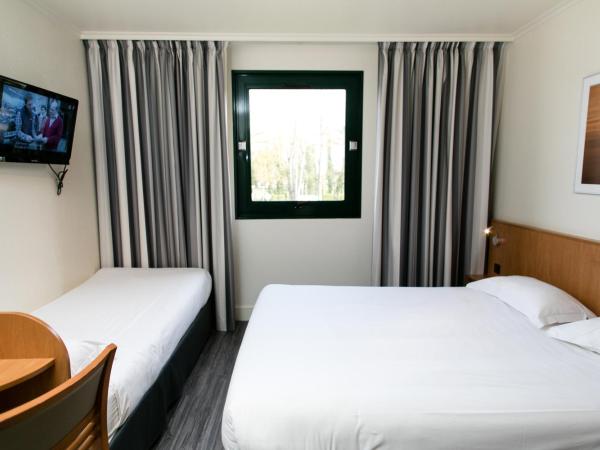 Hôtel Vert : photo 2 de la chambre chambre triple (1 lit double et 1 lit simple)