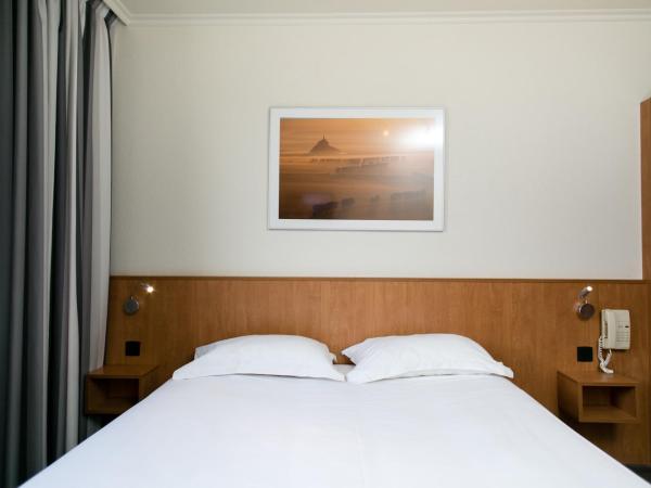 Hôtel Vert : photo 4 de la chambre chambre triple (1 lit double et 1 lit simple)