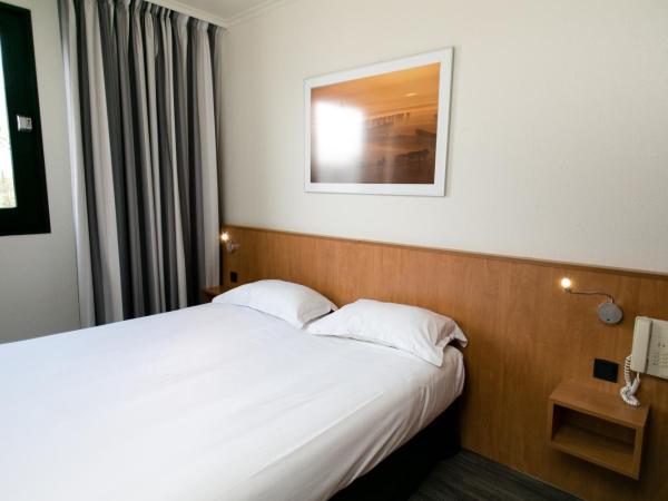 Hôtel Vert : photo 5 de la chambre chambre triple (1 lit double et 1 lit simple)