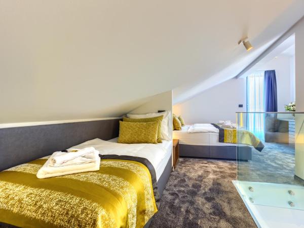 Bel Residence : photo 4 de la chambre suite de luxe avec terrasse et bain à remous