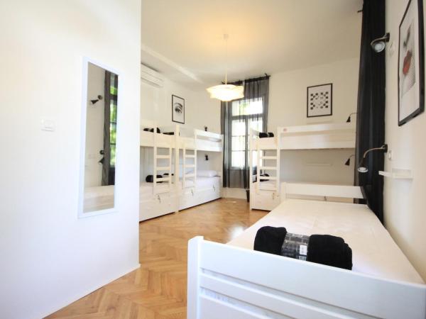 The Hostel : photo 7 de la chambre lit simple en dortoir mixte - vue sur jardin