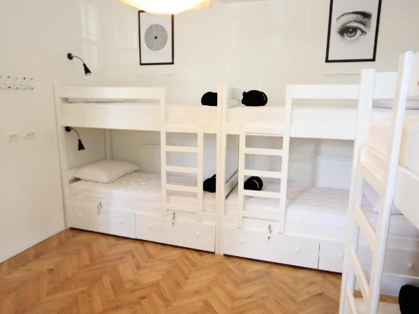 The Hostel : photo 6 de la chambre lit simple en dortoir mixte - vue sur jardin