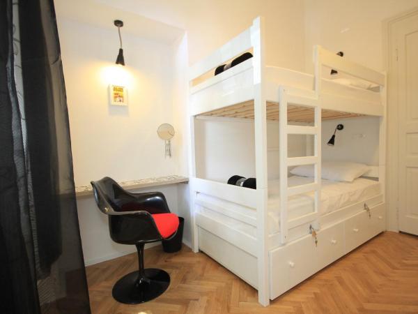 The Hostel : photo 6 de la chambre lit simple dans dortoir de 4 lits avec salle de bains commune