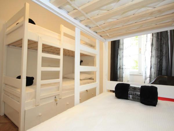 The Hostel : photo 3 de la chambre lit simple dans dortoir de 4 lits avec salle de bains commune