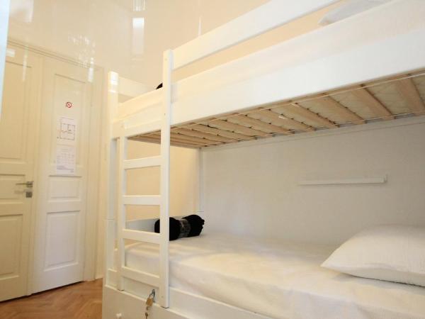 The Hostel : photo 4 de la chambre lit simple dans dortoir de 4 lits avec salle de bains commune