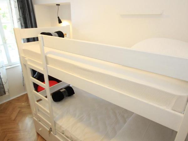 The Hostel : photo 2 de la chambre lit simple dans dortoir de 4 lits avec salle de bains commune