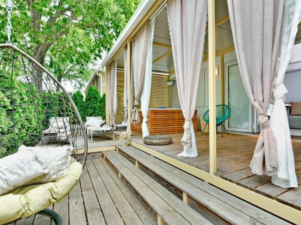 Polidor Camping Resort : photo 4 de la chambre mobile home 2 chambres deluxe avec jacuzzi