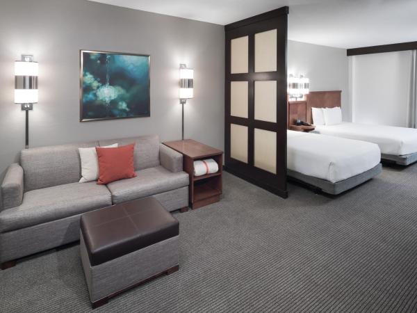 Hyatt Place Jacksonville Airport : photo 2 de la chambre queen room with two queen beds with sofa bed and roll-in shower - disability access