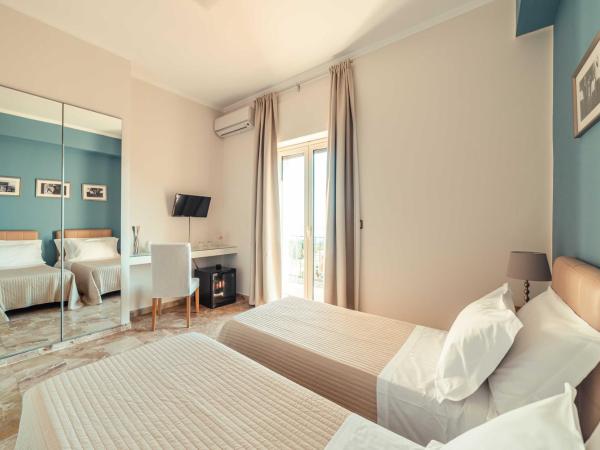 B&B Teatro Greco 39 : photo 1 de la chambre chambre double ou lits jumeaux avec salle de bains privative extérieure - vue sur mer