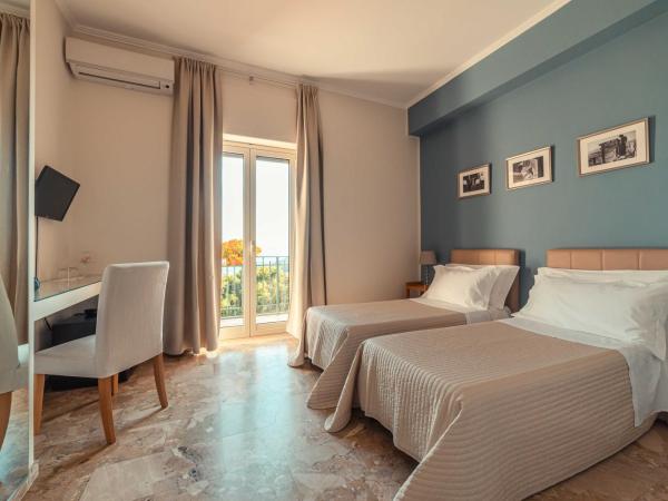 B&B Teatro Greco 39 : photo 4 de la chambre chambre double ou lits jumeaux avec salle de bains privative extérieure - vue sur mer