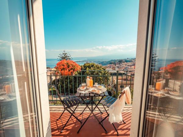B&B Teatro Greco 39 : photo 3 de la chambre chambre double ou lits jumeaux avec salle de bains privative extérieure - vue sur mer