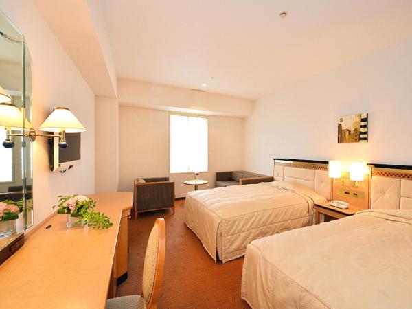 Hotel Crown Palais Kobe : photo 1 de la chambre chambre lits jumeaux de luxe avec vue sur la montagne - non-fumeurs
