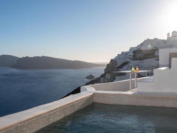 Echoes Luxury Suites : photo 7 de la chambre suite echoes avec petite piscine extérieure chauffée privée - bain à remous semi-extérieur - vue sur caldeira