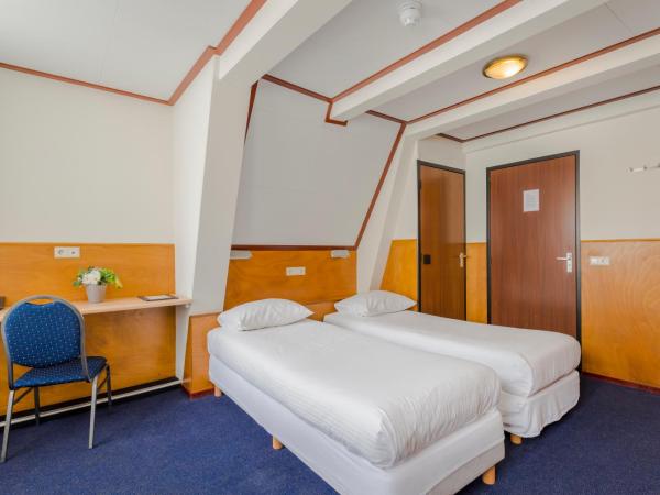 Hotel van Gelder : photo 3 de la chambre chambre triple avec salle de bains