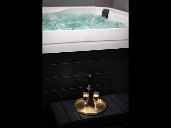 The Loft Hotel Adults Only : photo 4 de la chambre suite avec baignoire spa