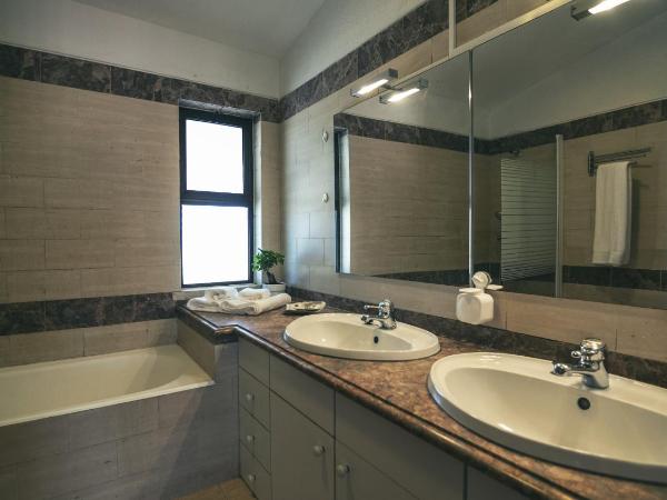 Pine House - Faro Airport, Beach and City Center : photo 6 de la chambre chambre double avec salle de bains privative