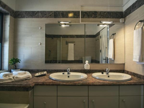 Pine House - Faro Airport, Beach and City Center : photo 5 de la chambre chambre double avec salle de bains privative