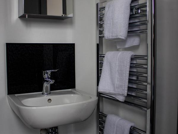 Crofts Hotel : photo 2 de la chambre chambre simple avec salle de bains 