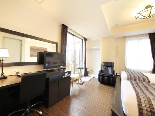 Hotel Coco Grand Kitasenju : photo 1 de la chambre chambre lits jumeaux avec balcon