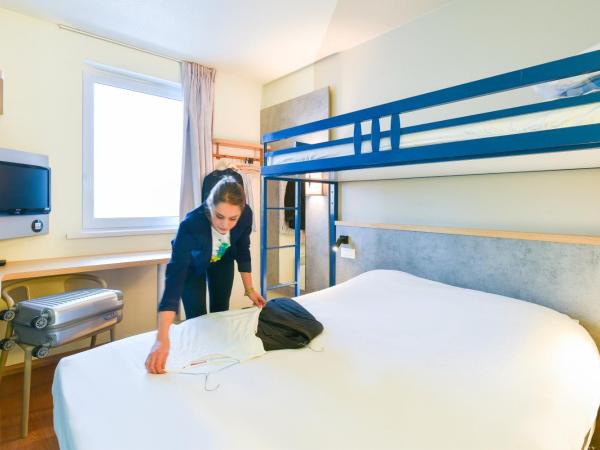 ibis Budget Charleroi Airport : photo 4 de la chambre chambre standard avec 1 lit double et 1 lit simple