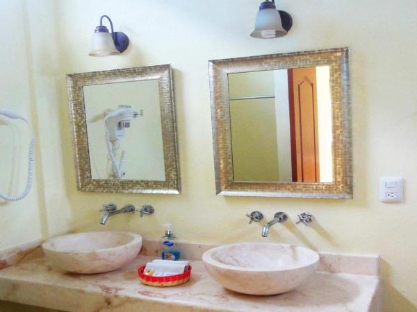 Merida Santiago Hotel Boutique : photo 6 de la chambre chambre lit king-size de luxe - vue sur piscine