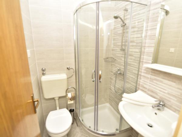 Guest house Tom : photo 10 de la chambre chambre double avec salle de bains privative