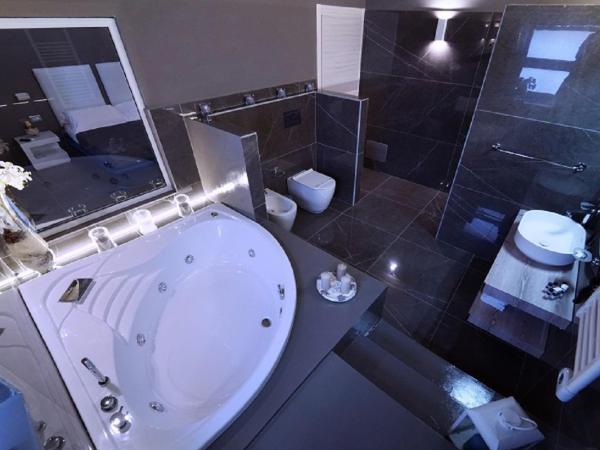 Etna Suite Group : photo 6 de la chambre suite avec baignoire spa
