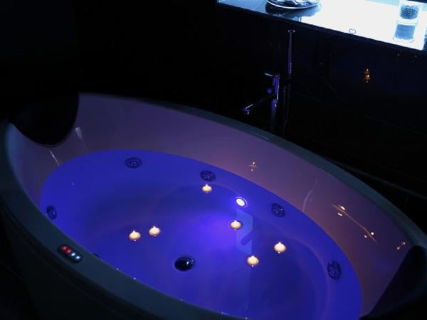 Etna Suite Group : photo 1 de la chambre suite lit king-size avec baignoire spa