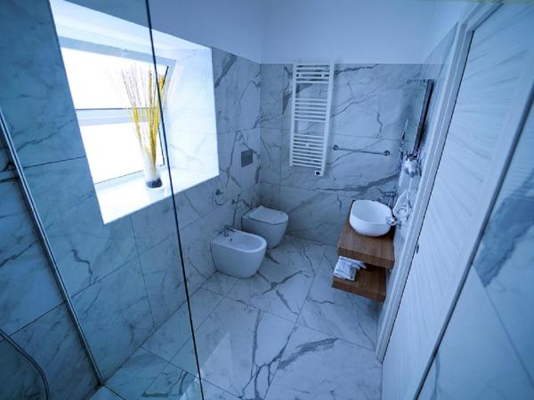 Etna Suite Group : photo 6 de la chambre suite lit king-size avec baignoire spa