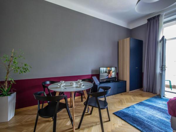 Garden Apartments : photo 8 de la chambre appartement avec balcon