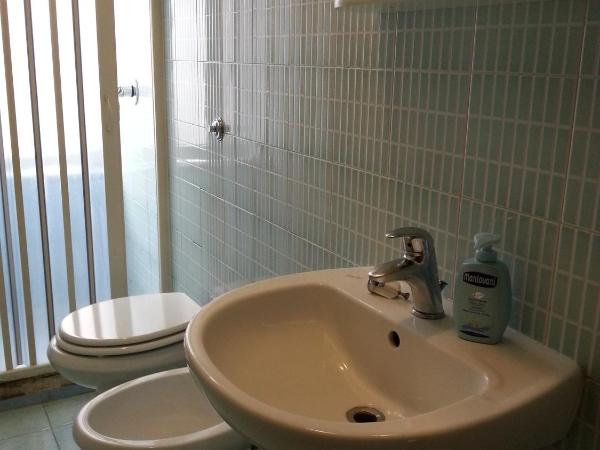 Astra : photo 7 de la chambre chambre double ou lits jumeaux avec salle de bains privative externe