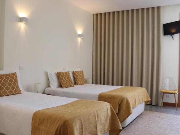 Enjoy Viana - Guest House : photo 2 de la chambre chambre triple avec balcon