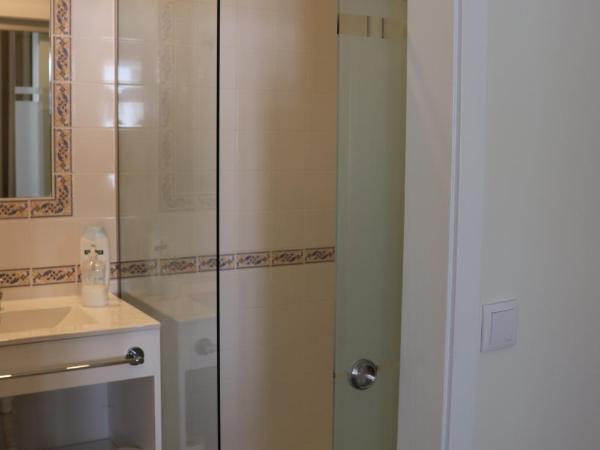 Enjoy Viana - Guest House : photo 7 de la chambre chambre triple avec balcon