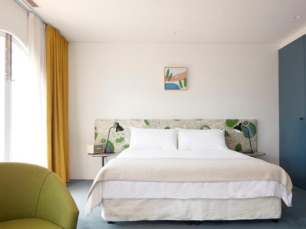 Hotel Ravesis : photo 3 de la chambre chambre lit queen-size - vue latérale