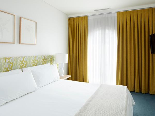 Hotel Ravesis : photo 3 de la chambre suite lit king-size - vue latérale