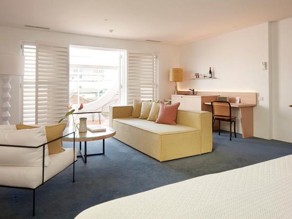 Hotel Ravesis : photo 3 de la chambre suite lit king-size avec terrasse - vue latérale