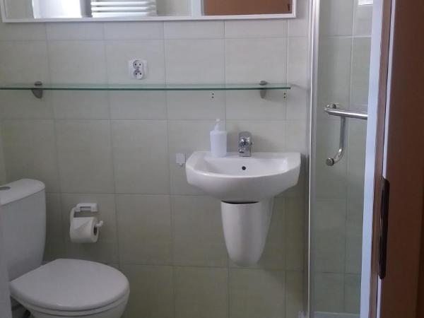 Hotel Gold : photo 10 de la chambre chambre triple avec salle de bains commune