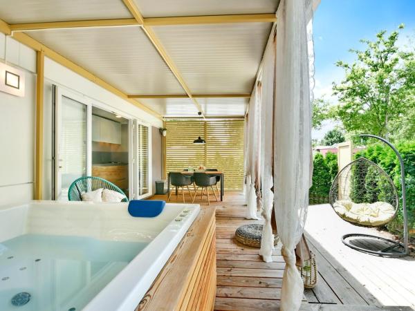 Polidor Camping Resort : photo 5 de la chambre mobile home 2 chambres deluxe avec jacuzzi