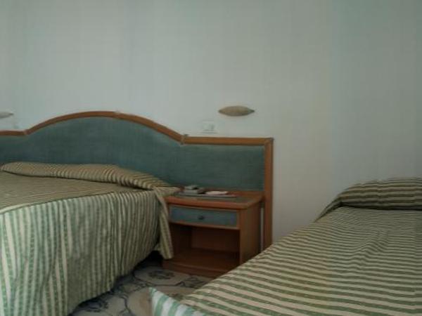 Casthotels Tramonto d'oro Terme : photo 1 de la chambre chambre triple