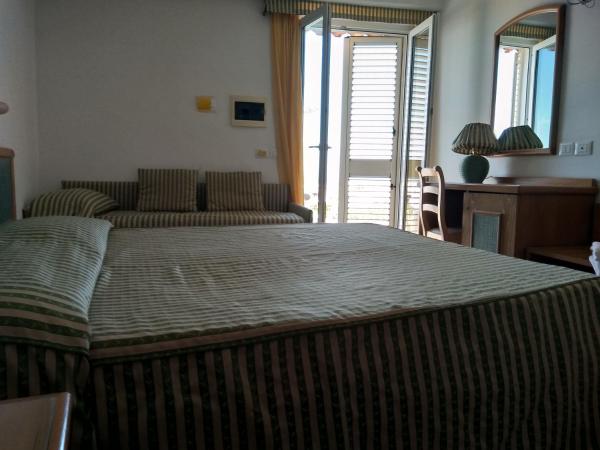 Casthotels Tramonto d'oro Terme : photo 3 de la chambre chambre quadruple