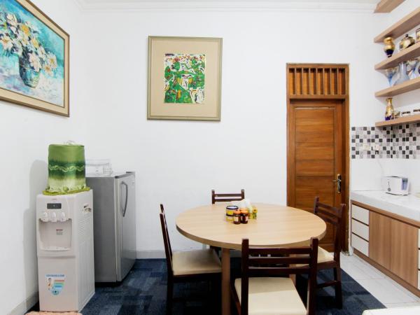 Embe Joglo Homestay : photo 2 de la chambre chambre familiale