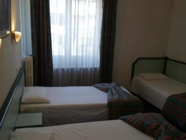 Hôtel de Nevers : photo 3 de la chambre chambre triple