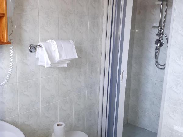 Hotel Villa Dina : photo 7 de la chambre chambre double avec salle de bains privative