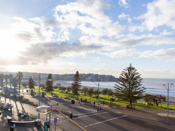 Hotel Ravesis : photo 1 de la chambre chambre lit queen-size - vue latérale