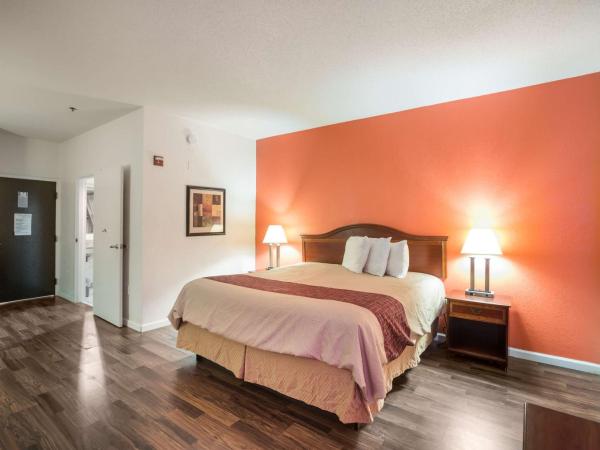 Budgetel Inns & Suites - Atlanta Galleria Stadium : photo 5 de la chambre chambre lit king-size - non-fumeurs